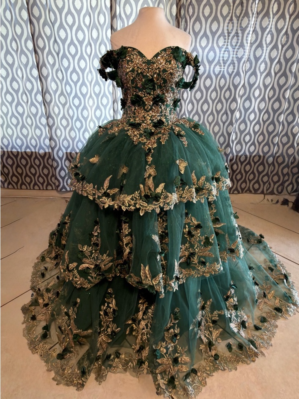 Off-Shoulder Emerald Green Prom Ball Gown with Gold Floral Appliqué